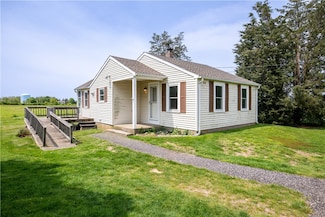 44 Paquins Ln, Portsmouth, RI 02871