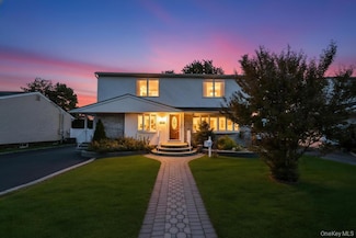 30 Andover Ln, Hicksville, NY 11801