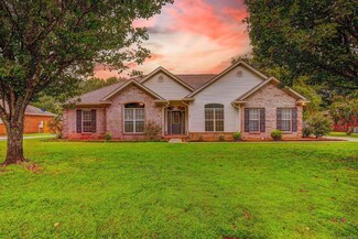 281 Live Oaks Dr, Millbrook, AL 36054