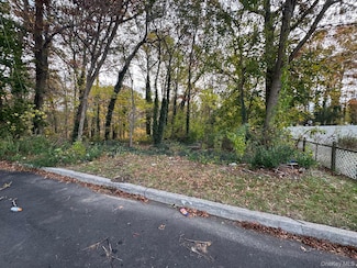 8 Columbo Dr, Deer Park, NY 11729