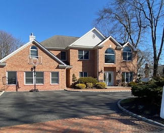 31 Constance Ct, West Islip, NY 11795