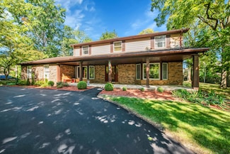 8374 Bridge Rd, Grosse Ile, MI 48138