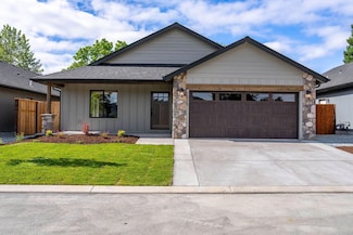 1015 River Mist Ln, Grants Pass, OR 97527
