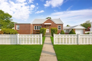 284 W Gates Ave, Lindenhurst, NY 11757