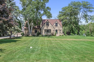 626 W Fairy Chasm Rd, Milwaukee, WI 53217