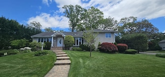 25 Belmont Dr W, Roslyn Heights, NY 11577
