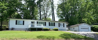 7 Lakewood Rd, Hendersonville, NC 28792