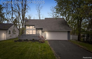 1450 Beachland Blvd, Waterford, MI 48328