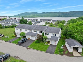 221 Tamerisk Ln, New Windsor, NY 12553