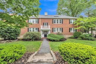 7 Hammond Pond Pkwy Unit 1, Chestnut Hill, MA 02467