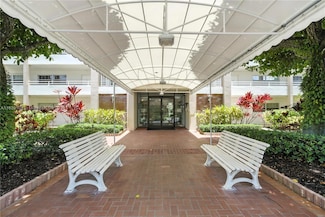3850 Oaks Clubhouse Dr Unit 307, Pompano Beach, FL 33069