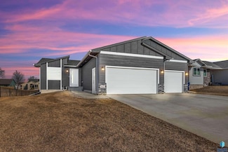 812 Sarah C Cir, Garretson, SD 57030