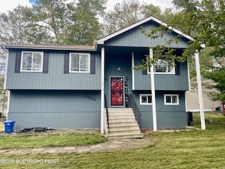 674 Country Place Dr, Tobyhanna, PA 18466