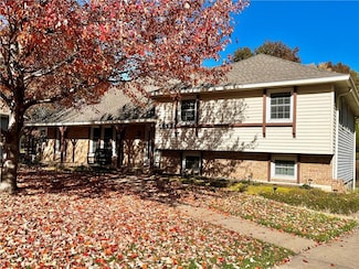 1612 NE Rosewood Dr, Kansas City, MO 64118