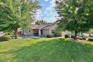 96 Mountain View Dr, Phoenix, OR 97535