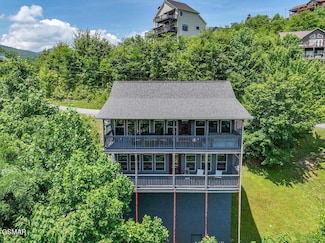 843 Sourwood Dr, Gatlinburg, TN 37738