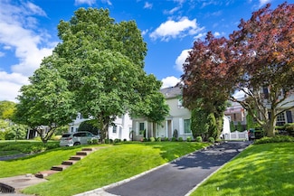 84 Bates Rd, Great Neck, NY 11020