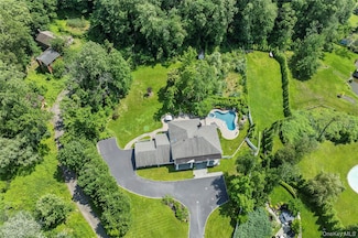 25 Montrose Ct, Roslyn, NY 11576