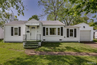 906 E Columbia St, Farmington, MO 63640