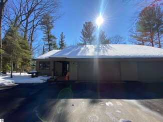 6273 Summit Ct, Traverse City, MI 49686