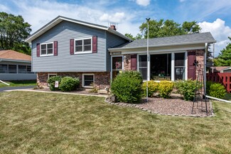1806 Fairfield Rd, Lindenhurst, IL 60046
