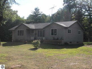 2862 S Clare Ave, Clare, MI 48617
