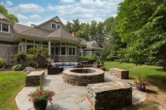 8 Squier Dr, North Hampton, NH 03862