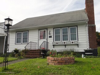 17 Oak St, Wyoming, PA 18644