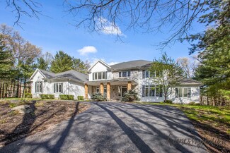 1814 Old Woods Ct NE, Ada, MI 49301