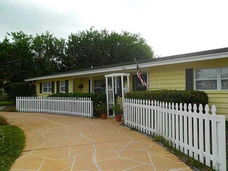 2204 Bayshore Dr, Belleair Beach, FL 33786