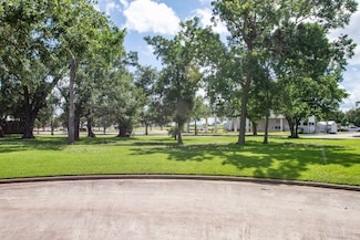 5 W Way Ct, Lake Jackson, TX 77566