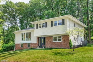 28 Northview Dr, Morris Plains, NJ 07950