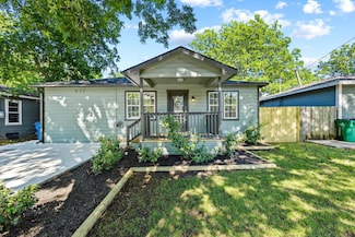 611 S Magnolia St, Pottsboro, TX 75076