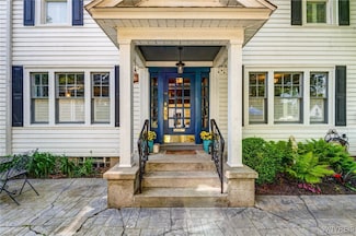 8431 W Rivershore Dr, Niagara Falls, NY 14304