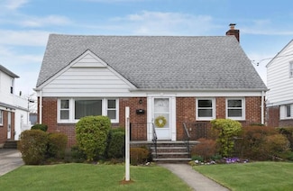 1967 Stewart Ave, New Hyde Park, NY 11040