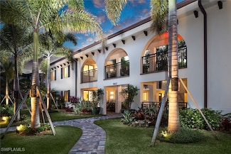 960 7th St S Unit 202, Naples, FL 34102