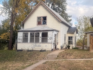 634 S 7th St, Burlington, IA 52601