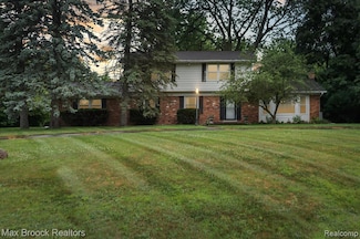 6810 Killarney Dr, Troy, MI 48098