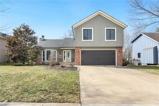 14732 S Summertree Ln, Olathe, KS 66062
