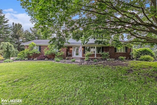 7687 Parshallville Rd, Fenton, MI 48430