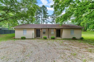 6819 Honeysuckle Ln, Little Rock, AR 72204