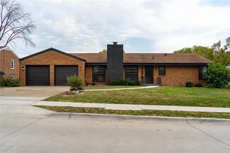 7404 College Dr, Windsor Heights, IA 50324