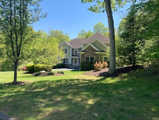 15 Logging Trail Ln, Brookfield, CT 06804