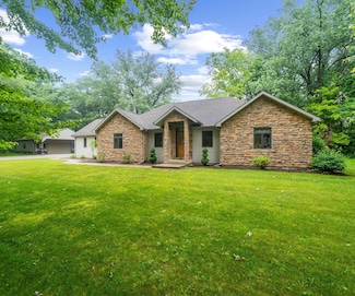 8650 Mary Meadows Dr, Temperance, MI 48182