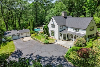 77 Crest Rd, Middlebury, CT 06762