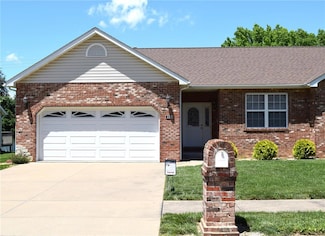 2219 Madero Dr, Belleville, IL 62221