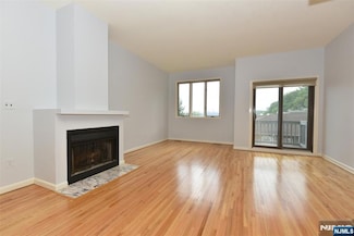 8 Massa Ln, Edgewater, NJ 07020