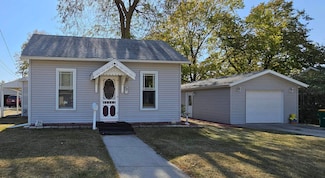307 7th St SE, Independence, IA 50644