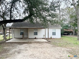 618 Fulton St, Edna, TX 77957