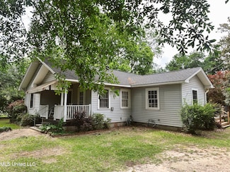 90 Holmes St, Lucedale, MS 39452